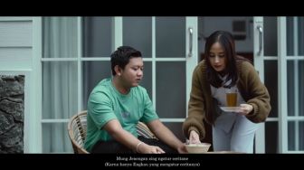 Lirik Lagu Satru Karya Denny Caknan Beserta Terjemahan Bahasa Indonesia