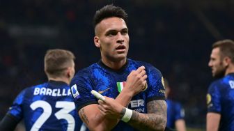 Pemain depan Inter Milan Argentina Lautaro Martinez (tengah) merayakan golnya setelah mencetak gol untuk timnya selama pertandingan sepak bola Serie A Italia antara Inter Milan melawan Salernitana di Stadion di Giuseppe Meazza, Sabtu (4/3/2022) dini hari WIB.  MIGUEL MEDINA / AFP

