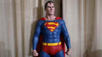 Salah satu action figure Superman dipajang pada gelaran "The Jakarta 17th Toys & Comics Fair 2022" di Balai Sudirman, Jakarta, Sabtu (5/3/2022). [Suara.com/Angga Budhiyanto]