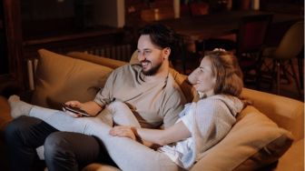 5 Tips Menjadi Istri Idaman, Bikin Suami Tambah Sayang