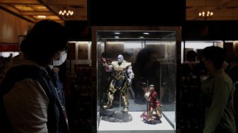 Pengunjung melihat mainan pada gelaran "The Jakarta 17th Toys & Comics Fair 2022" di Balai Sudirman, Jakarta, Sabtu (5/3/2022). [Suara.com/Angga Budhiyanto]