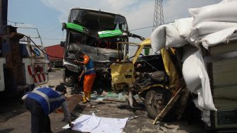 Berebut Kemudi! Bus Pariwisata Tabrak Truk di Tol Dupak Surabaya, 2 Orang Tewas