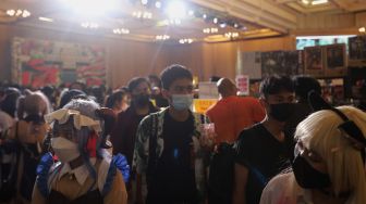 Pengunjung melihat mainan pada gelaran "The Jakarta 17th Toys & Comics Fair 2022" di Balai Sudirman, Jakarta, Sabtu (5/3/2022). [Suara.com/Angga Budhiyanto]