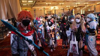 Pengunjung mengenakan kostum tokoh fiksi anime Jepang saat berada pada gelaran "The Jakarta 17th Toys & Comics Fair 2022" di Balai Sudirman, Jakarta, Sabtu (5/3/2022). [Suara.com/Angga Budhiyanto]