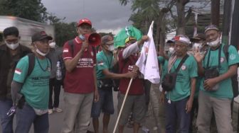 Eks Buruh PTPN IX Jalan Kaki Sambil Gotong Keranda Mayat dari Tegal ke Jakarta untuk Temui Presiden Jokowi