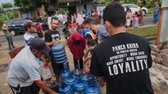 Korban Banjir Citerep Pandeglang Antre Air Bersih Bantuan dari Swasta