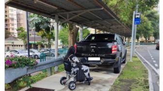 Halangi Jalan Wanita Penyandang Disabilitas, Sebuah Mobil Parkir Sembarang di Trotoar Bikin Geram Publik