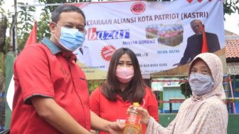 Gandeng Komunitas, Pemkot Bekasi Salurkan 10 Ribu Liter Minyak Goreng