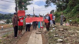 Warga Pasirjambu Bogor Tuntut PT KAI Bangun JPO di Rel Ganda Bogor-Sukabumi
