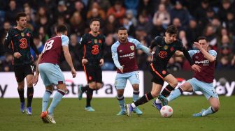 Gelandang Chelsea Kai Havertz (kedua kanan) mengontrol bola saat pertandingan sepak bola Liga Premier Inggris antara Burnley dan Chelsea di Stadion Turf Moor, Inggris, Sabtu (5/3/2022). [Oli SCARFF / AFP]
