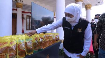 Jatim Diguyur Jutaan Liter Minyak Goreng, Tapi Masih Langka; Gubernur Khofifah Bingung: Hitung Matematikanya Surplus