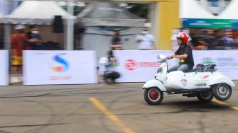 Pengendara melakukan atraksi motor saat Pameran UMKM Goes To Mandalika di Gedung Smesco, Jakarta Selatan, Minggu (6/3/2022). [Suara.com/Septian]