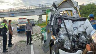 Sikat Pantat Truk di Tol Ngawi, Mobil Pikap Ini Sampai Tak Berbentuk, Sopirnya Tewas Tergencet