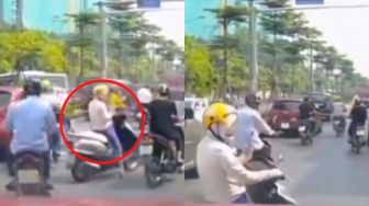 Duh Bikin Macet! Emak-emak Santai Telponan Naik Motor Berhenti di Tengah Jalan, Publik: Pewaris Tunggal Jalan Raya
