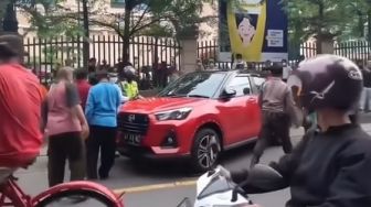 Viral Mobil Parkir Sembarangan di Rel Kereta Aktif di Solo, Warga Gotong Royong Geser Paksa saat Kereta Melintas