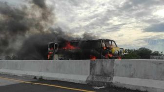 Begini Penampakan Bus Terbakar yang Macetkan Tol Pandaan-Purwosari Pasuruan Arah Malang Pagi Ini