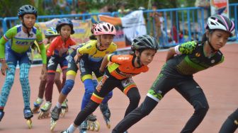 Sejumlah atlet sepatu roda mengikuti kelas speed sprint 5.000 meter KU C Putri, Kejurnas Sepatu Roda di Pariaman, Sumatera Barat, Minggu (6/3/2022). [ANTARA FOTO/Iggoy el Fitra/nym]
