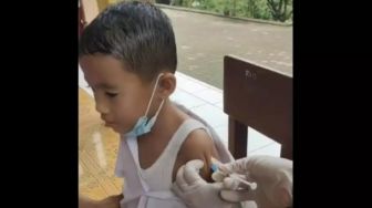 Viral Bocah Baduy, Tak Mempan Disuntik saat Vaksinasi Covid-19