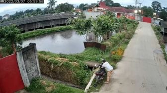 Viral Dua Pria Terekam CCTV Curi Motor, Diduga Ditinggal Pemilik Lagi Cari Kutu Air di Empang