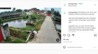 Viral Rekaman CCTV Maling Curi Motor di Pinggir Jalan Raya Saat Pemiliknya Sibuk Cari Kutu Air