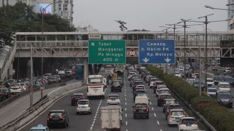 Sejumlah kendaraan melintas di ruas Tol Dalam Kota, Jakarta, Senin (7/3/2022). [Suara.com/Angga Budhiyanto]