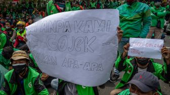 Pengemudi ojek daring yang tergabung dalam Driver Online Bergerak Jawa Tengah berunjuk rasa di depan kompleks Kantor Gubernur Jawa Tengah, Semarang, Jawa Tengah, Senin (7/3/2022). [ANTARA FOTO/Aji Styawan/rwa]