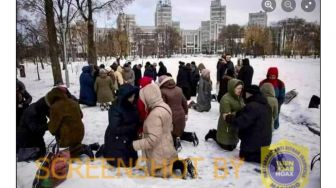CEK FAKTA: Umat Kristiani di Ukraina Berdoa di Atas Jalan Bersalju saat Konflik Ukraina-Rusia, Benarkah?