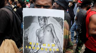 Puluhan aktivis papua menggelar aksi demo di depan Monas, Jakarta Pusat, Senin (7/3/2022). [Suara.com/Septian]