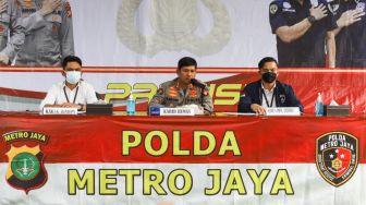 Kepolisian saat menggelar rilis kasus penipuan di Polda Metro Jaya, Jakarta Selatan, Senin (7/3/2022). [Suara.com/Alfian Winanto]