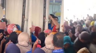Layaknya Film Zombie, Ibu-ibu Berdesakan di Minimarket untuk Cari Minyak Goreng