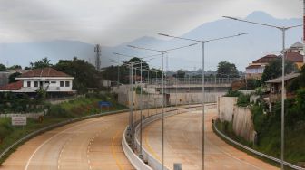 Suasana di ruas tol Pamulang-Cinere yang sudah selesai pembangunannya di kawasan Pondok Cabe, Tangerang Selatan, Banten, Senin (7/3/2022). [Suara.com/Septian]
