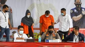 Tersangka dugaan kasus penipuan berinisial YD dihadirkan saat rilis di Polda Metro Jaya, Jakarta Selatan, Senin (7/3/2022). [Suara.com/Alfian Winanto]