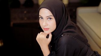 Transformasi Makeup Nina Zatulini Bikin Kagum, Tetap Cantik dan Wajahnya Bisa Mirip Artis Lain