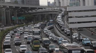 Sejumlah kendaraan melintas di ruas Tol Dalam Kota dan Jalan Gatot Subroto, Jakarta, Senin (7/3/2022). [Suara.com/Angga Budhiyanto]