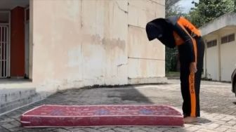 Viral Anak Sekolah Bikin Video Roll Depan, Pas Jilbabnya Terlepas Bikin Warganet Syok: Kukira Cahyani