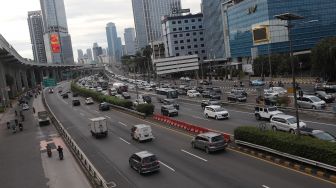 Sejumlah kendaraan melintas di ruas Tol Dalam Kota dan Jalan Gatot Subroto, Jakarta, Senin (7/3/2022). [Suara.com/Angga Budhiyanto]
