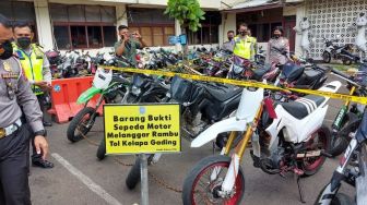 21 Rombongan Supermoto Disita karena Terobos Tol Kelapa Gading-Pulo Gebang