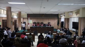 Suasana jalannya sidang perdana perkara dugaan penyebaran dokumen elektronik milik pribadi ke media sosial oleh Adam Deni di Pengadilan Negeri Jakarta Utara, Senin (7/3/2022). [Suara.com/Angga Budhiyanto]