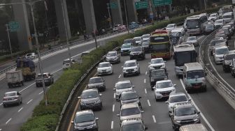 Sejumlah kendaraan melintas di ruas Tol Dalam Kota, Jakarta, Senin (7/3/2022). [Suara.com/Angga Budhiyanto]