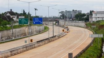 Suasana di ruas tol Pamulang-Cinere yang sudah selesai pembangunannya di kawasan Pondok Cabe, Tangerang Selatan, Banten, Senin (7/3/2022). [Suara.com/Septian]
