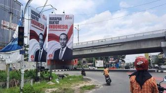 Baliho Jokowi 3 Periode Tersebar di Pekanbaru, Siapa Pemasangnya?