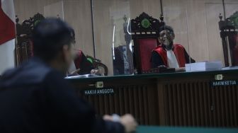 Majelis Hakim bersiap memimpin sidang perdana perkara dugaan penyebaran dokumen elektronik milik pribadi ke media sosial oleh Adam Deni di Pengadilan Negeri Jakarta Utara, Senin (7/3/2022). [Suara.com/Angga Budhiyanto]