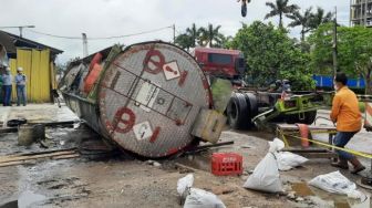 Truk Tangki Bermuatan Zat Kimia Terguling di Jalan Cilegon-Anyer, Asam Sulfat Berceceran di Jalan