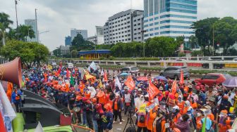 Sejumlah buruh perempuan yang tergabung dalam berbagai serikat melakukan aksi unjuk rasa di depan Gedung DPR RI, Senayan, Jakarta Pusat, Selasa (8/3/2022). [Suara.com/Alfian Winanto]