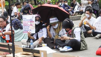 Sejumlah massa dari berbagai organisasi mengelar aksi unjuk rasa di kawasan Patung Kuda, Jakarta Pusat, Selasa (8/3/2022). [Suara.com/Alfian Winanto]