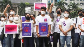 Sejumlah massa dari berbagai organisasi mengelar aksi unjuk rasa di kawasan Patung Kuda, Jakarta Pusat, Selasa (8/3/2022). [Suara.com/Alfian Winanto]