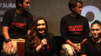 Pemeran Nafa Urbach memberikan keteranga pers saat "Press Screening" film Iblis Dalam Kandungan di XXI Epicentrum Kuningan, Jakarta, Selasa (8/3/2022). [Suara.com/Angga Budhiyanto]