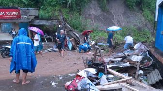 Tanah Longsor Menerjang Dua Warung di Probolinggo