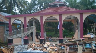 Warga Nagari Kajai Sumbar Salat di Mushalla Rusak Akibat Gempa