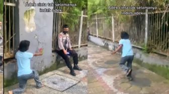 Viral Video Polisi Cintanya 'Ditembak' Bocah dengan Setangkai Bunga, Warganet: Jangan Melukai Hati Warga